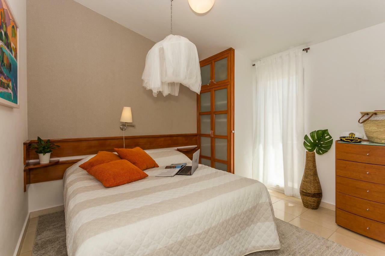 Holiday Home Lola, Sea On A Palm! Heated Pool Trogir Eksteriør bilde